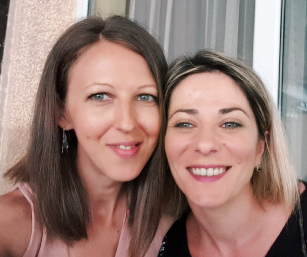 Dos amigas compartiendo su pasión por los jabones naturales